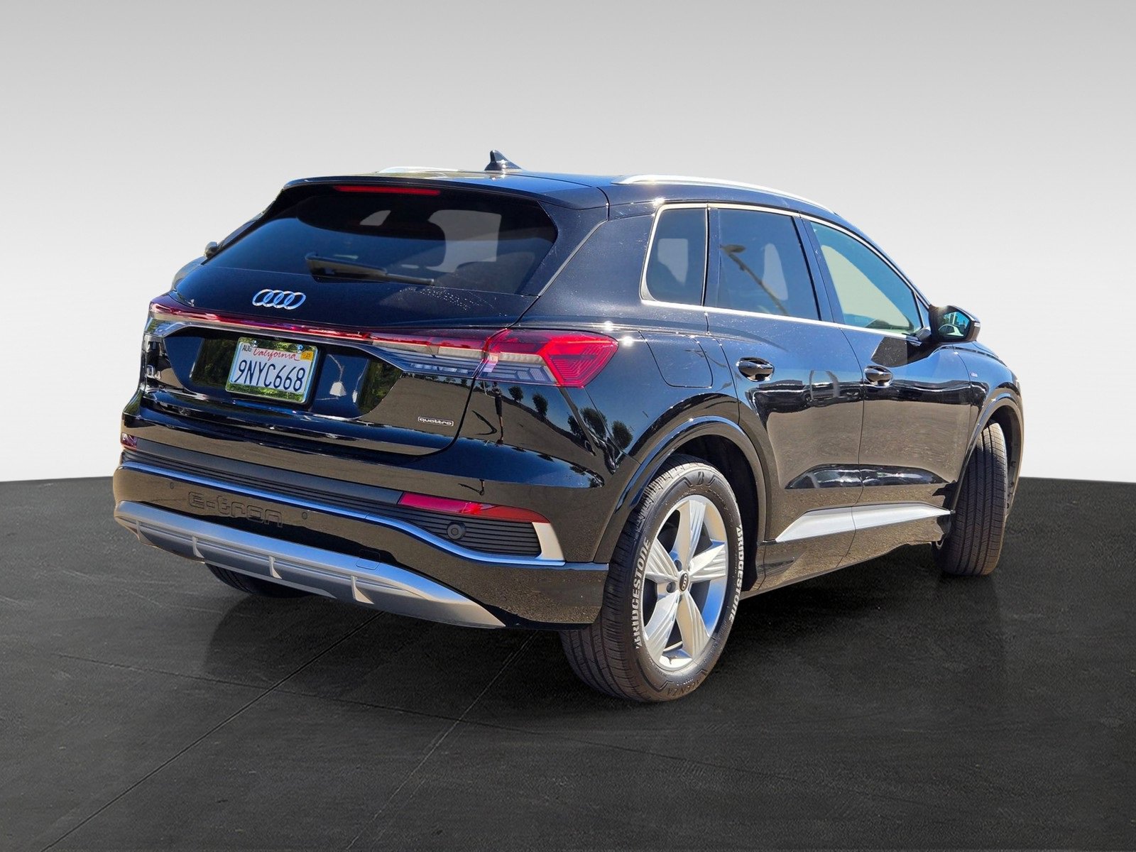 Used 2024 Audi Q4 e-tron Premium w/ Convenience Package image 4