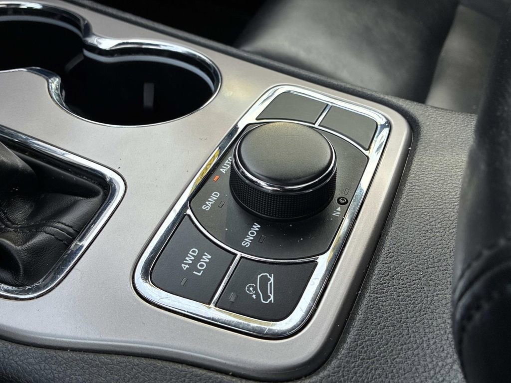Used 2021 Jeep Grand Cherokee Limited AWD/4WD image 32