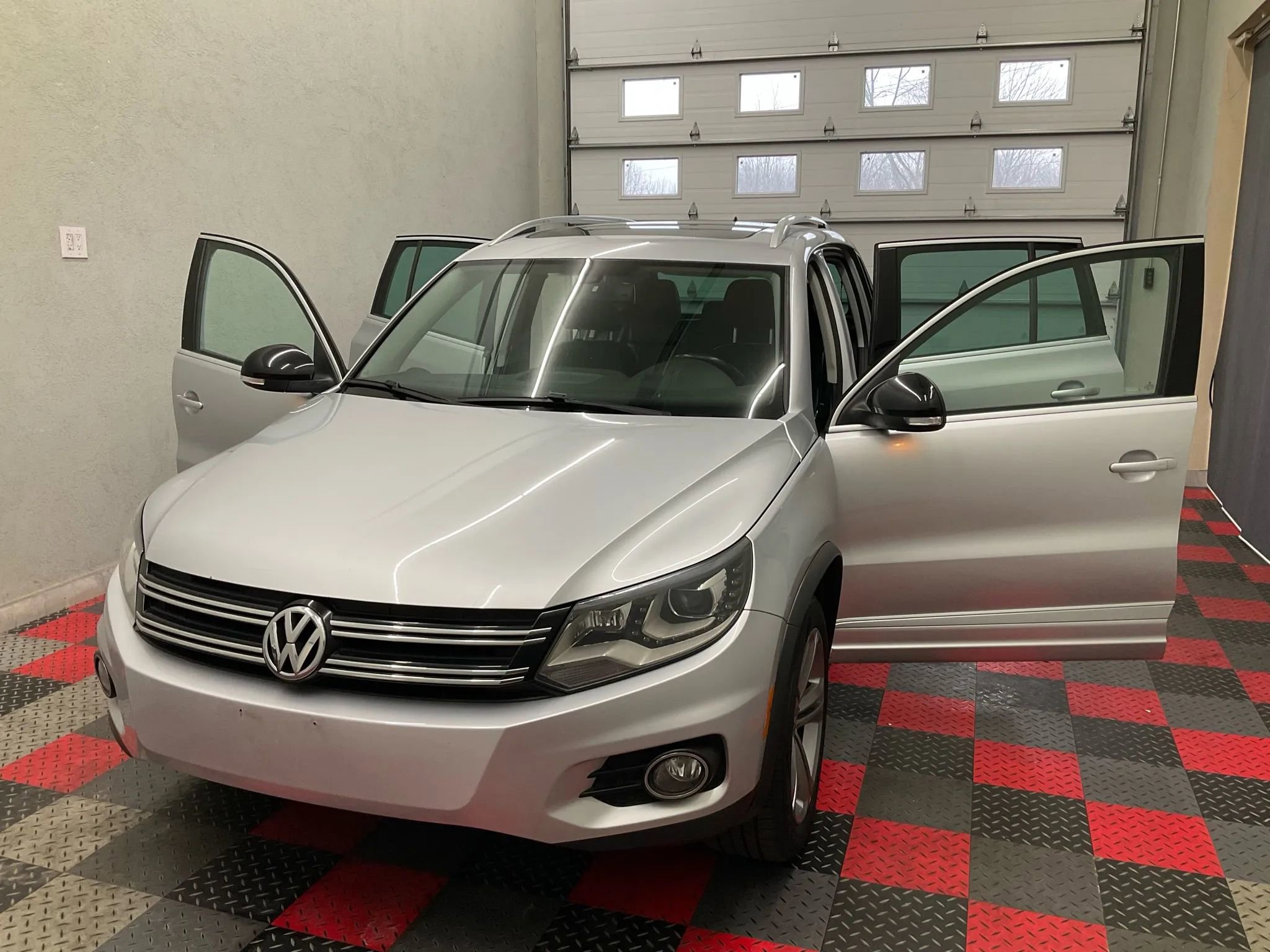 Used 2017 Volkswagen Tiguan Sport image 2