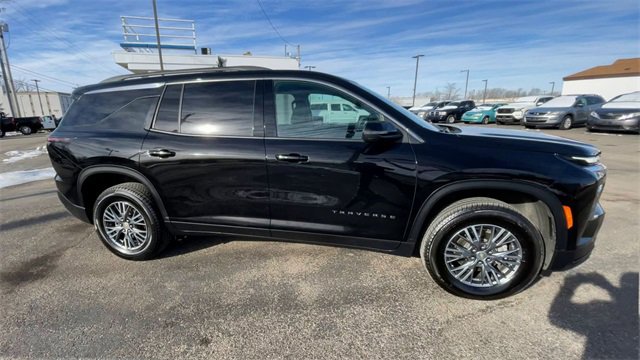 Used 2025 Chevrolet Traverse LT image 3