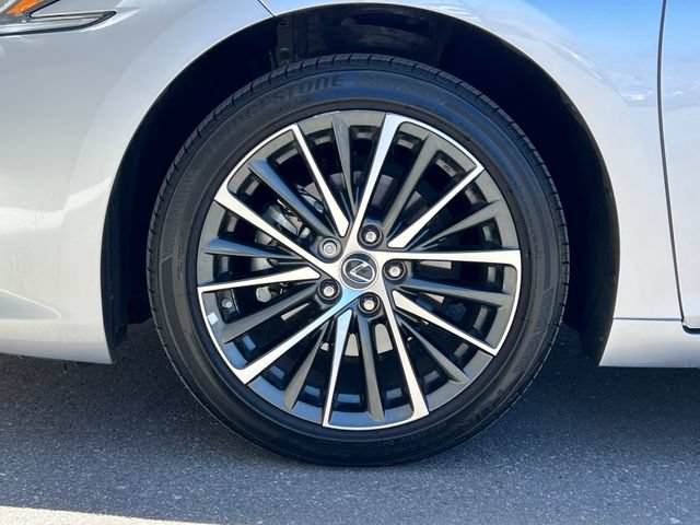 Used 2025 Lexus ES 300h w/ Premium Package FWD image 11