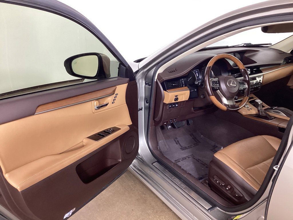 Used 2017 Lexus ES 300h w/ Luxury Package FWD image 9