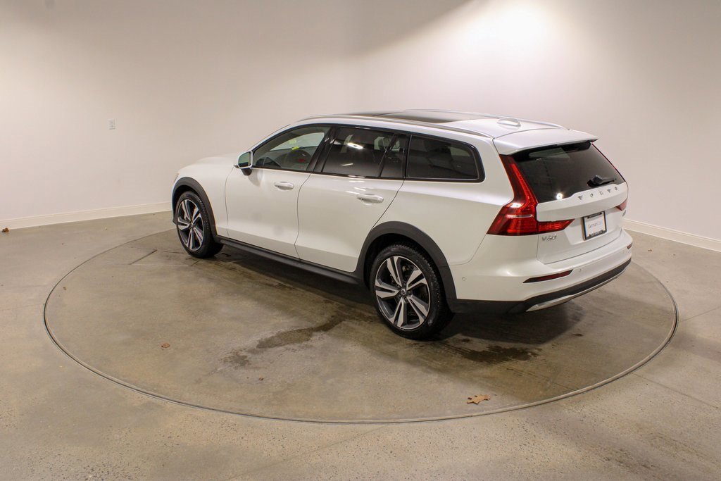 Used 2025 Volvo V60 B5 Cross Country Plus image 3