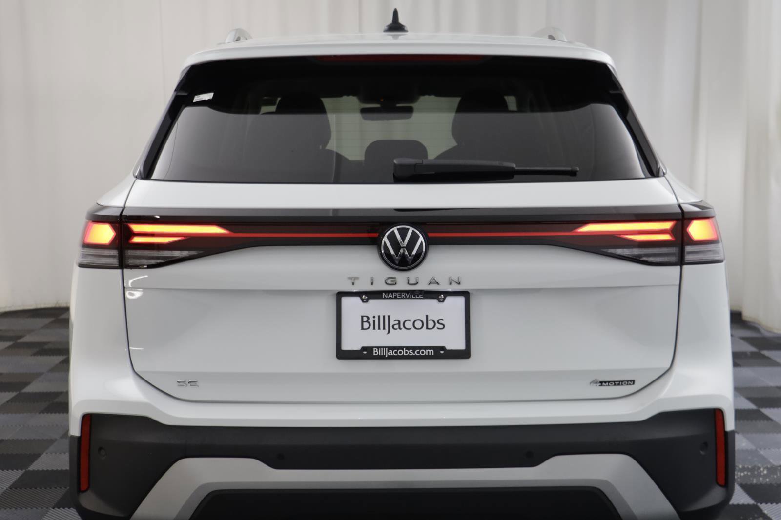 Used 2025 Volkswagen Tiguan SE w/ Panoramic Sunroof Package image 15