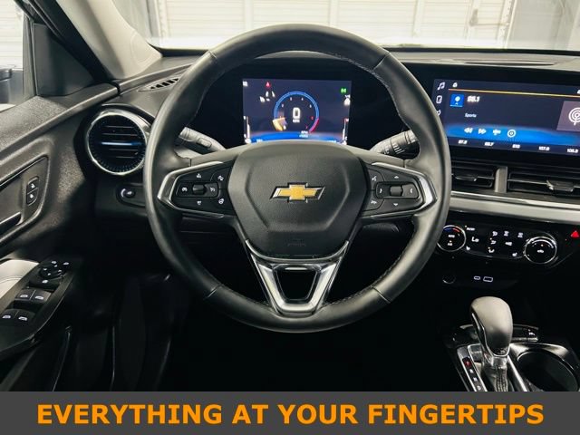 Used 2025 Chevrolet Trax LT w/ LT Convenience Package FWD image 5