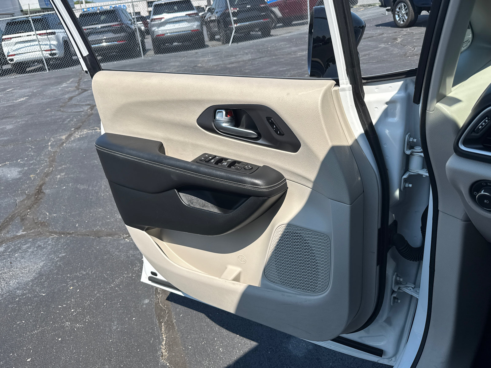 Used 2024 Chrysler Pacifica Touring-L FWD image 17