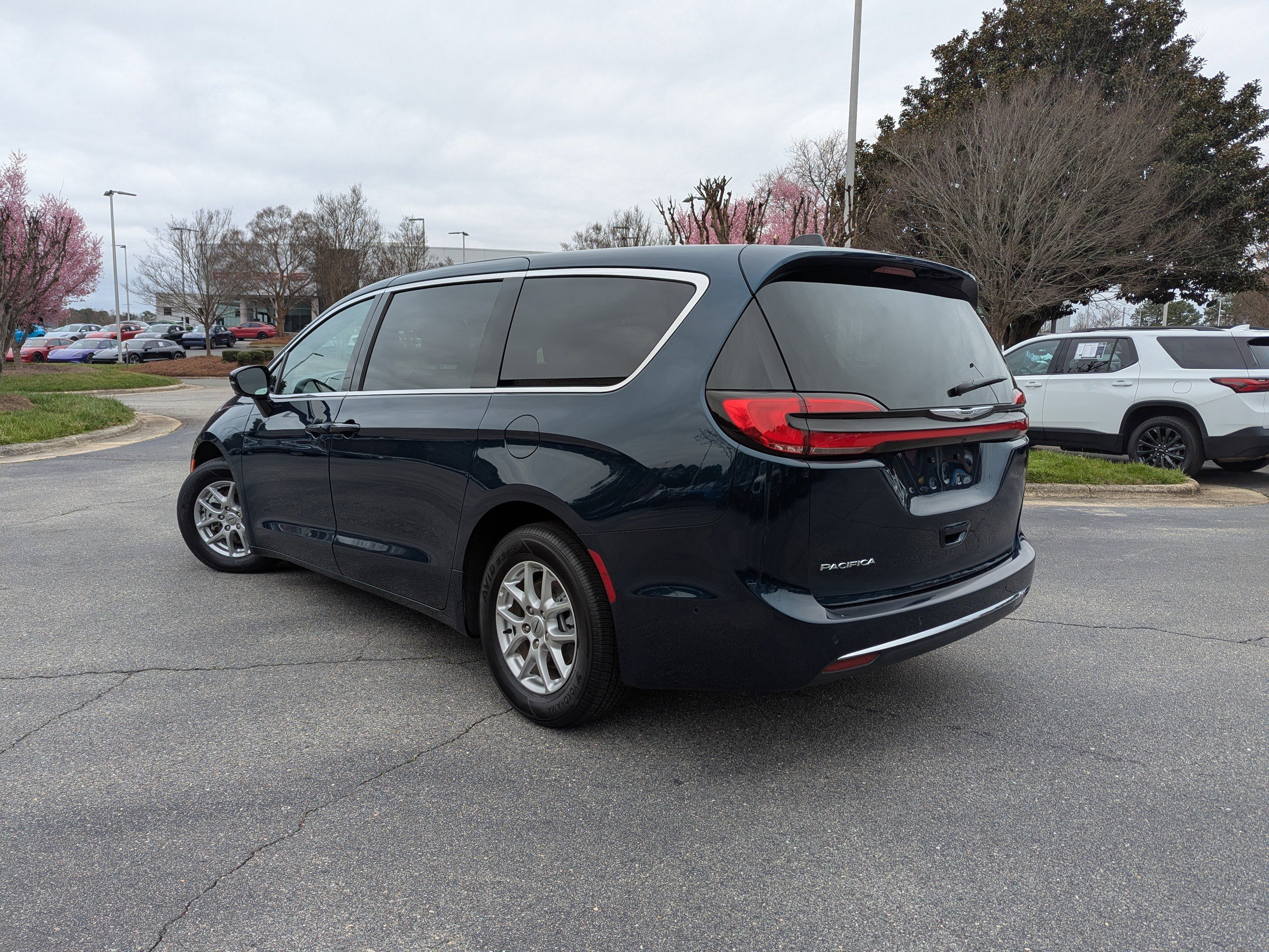 Used 2025 Chrysler Pacifica Select image 7