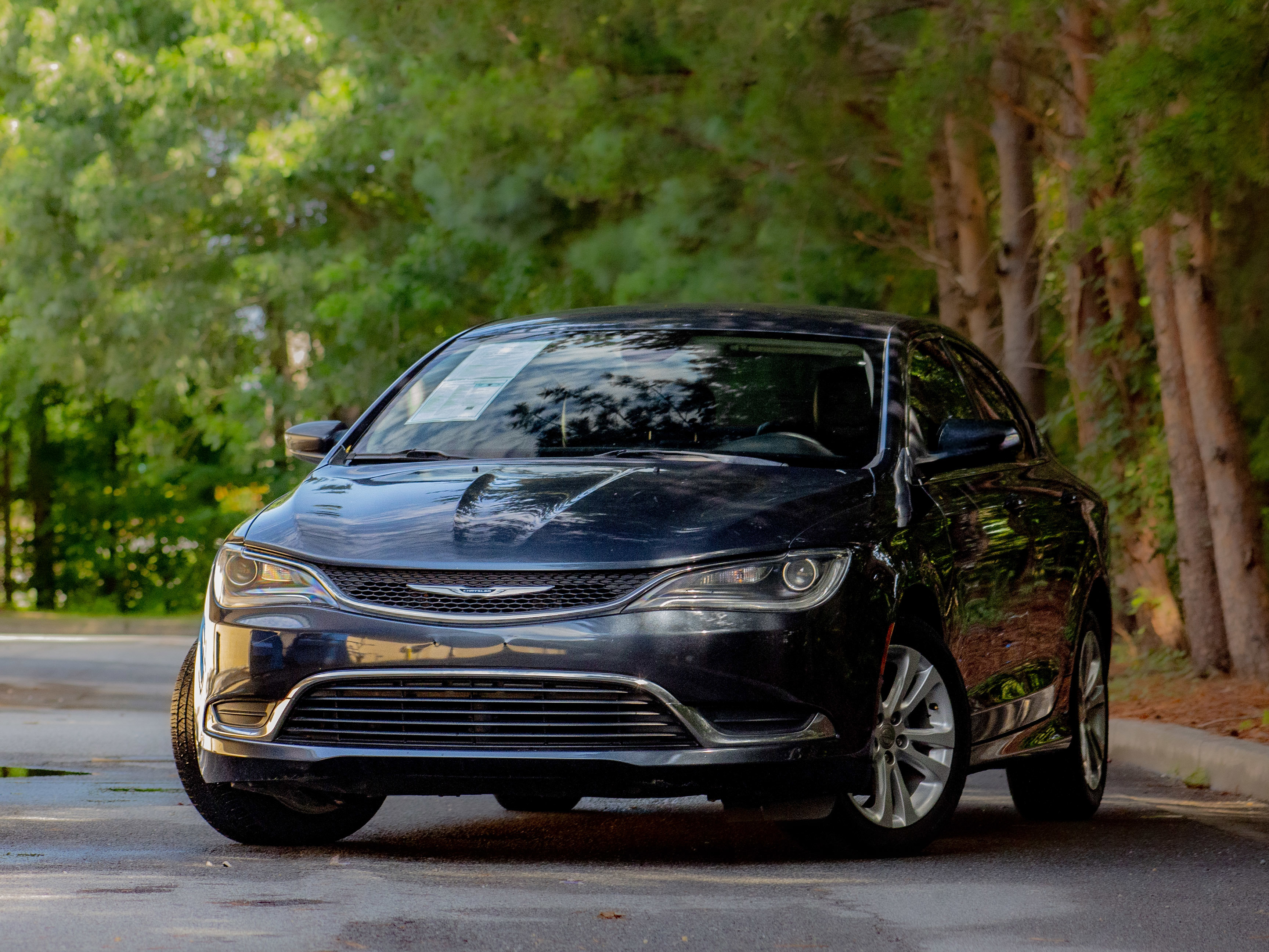 Used 2017 Chrysler 200 Limited Platinum image 2