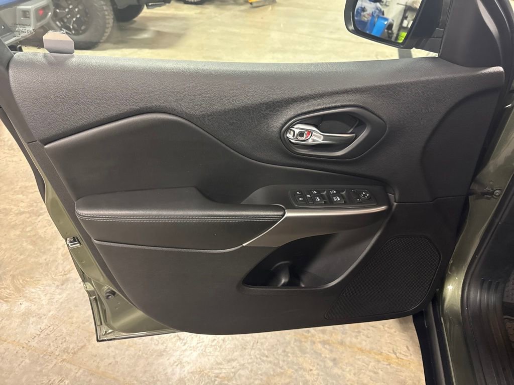 Used 2019 Jeep Cherokee Latitude Plus w/ Cold Weather Group image 11