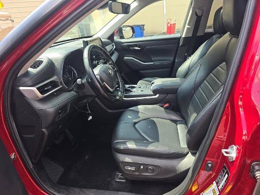 Used 2022 Toyota Highlander XLE FWD image 4