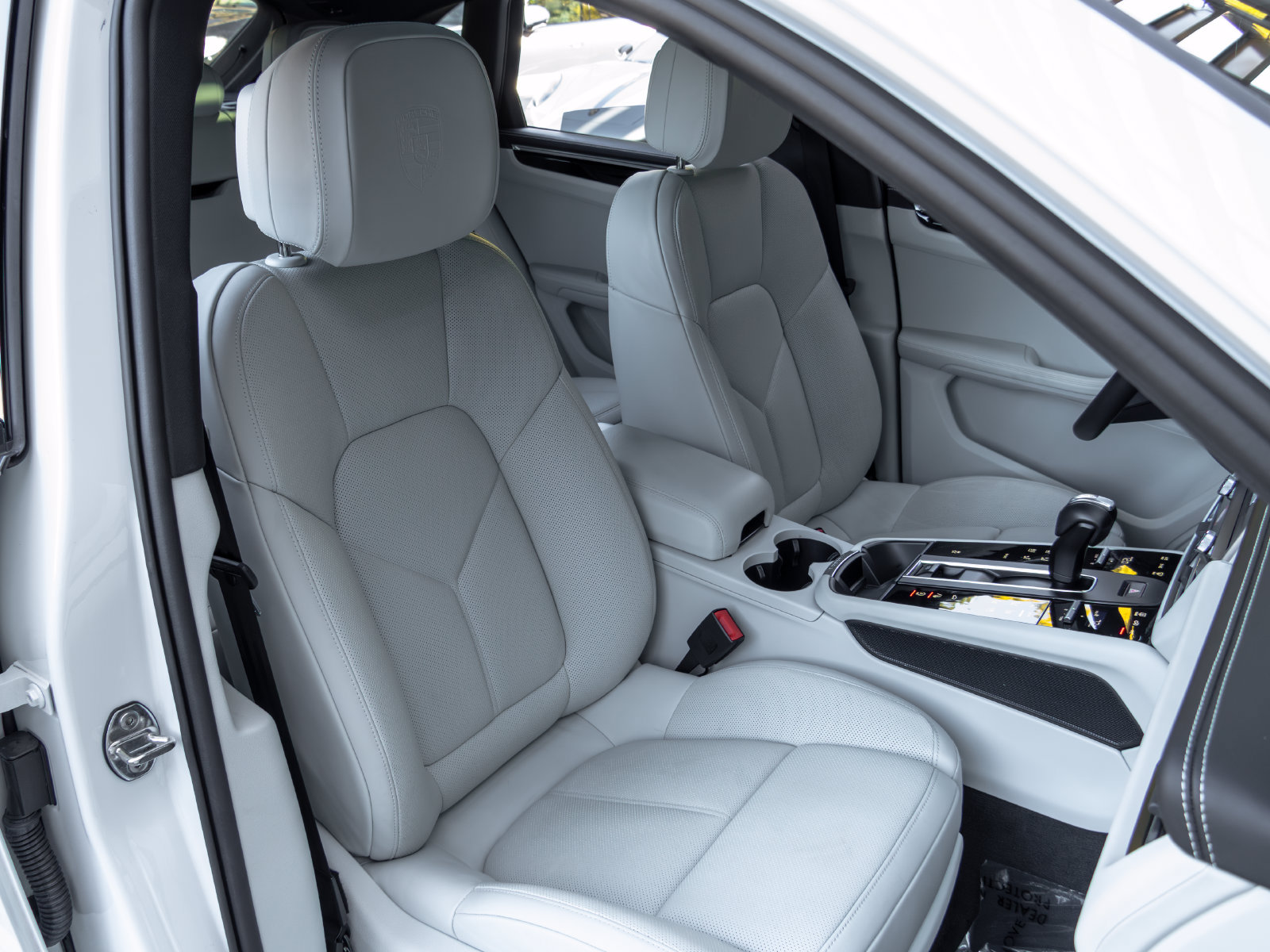 Certified 2025 Porsche Macan AWD/4WD image 57