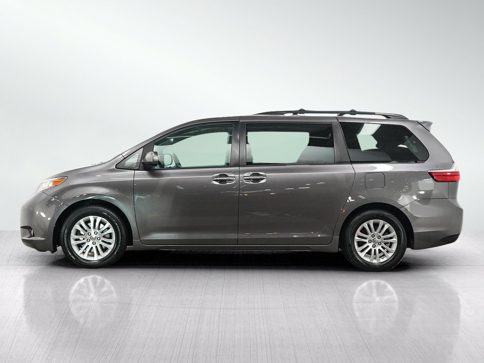 Used 2016 Toyota Sienna XLE FWD image 2