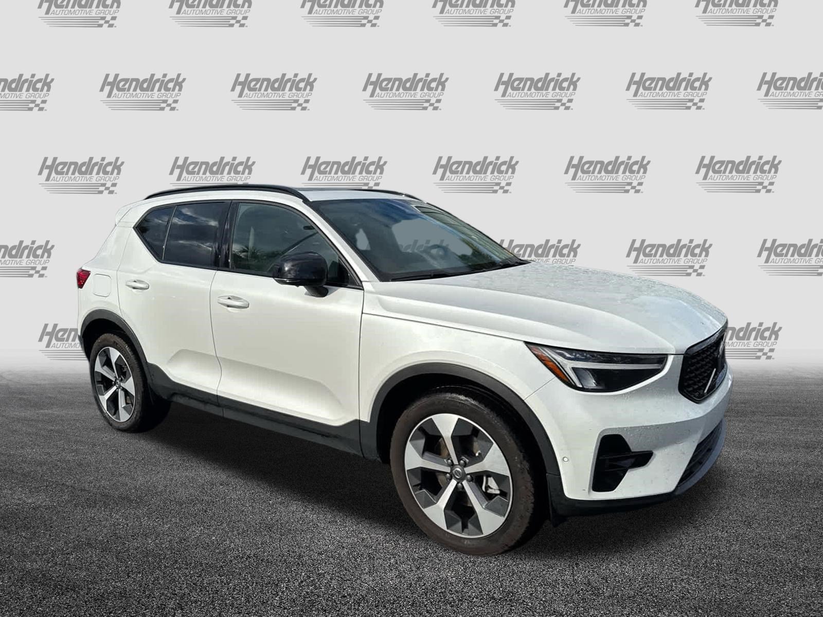 Certified 2025 Volvo XC40 B5 Plus AWD/4WD image 2