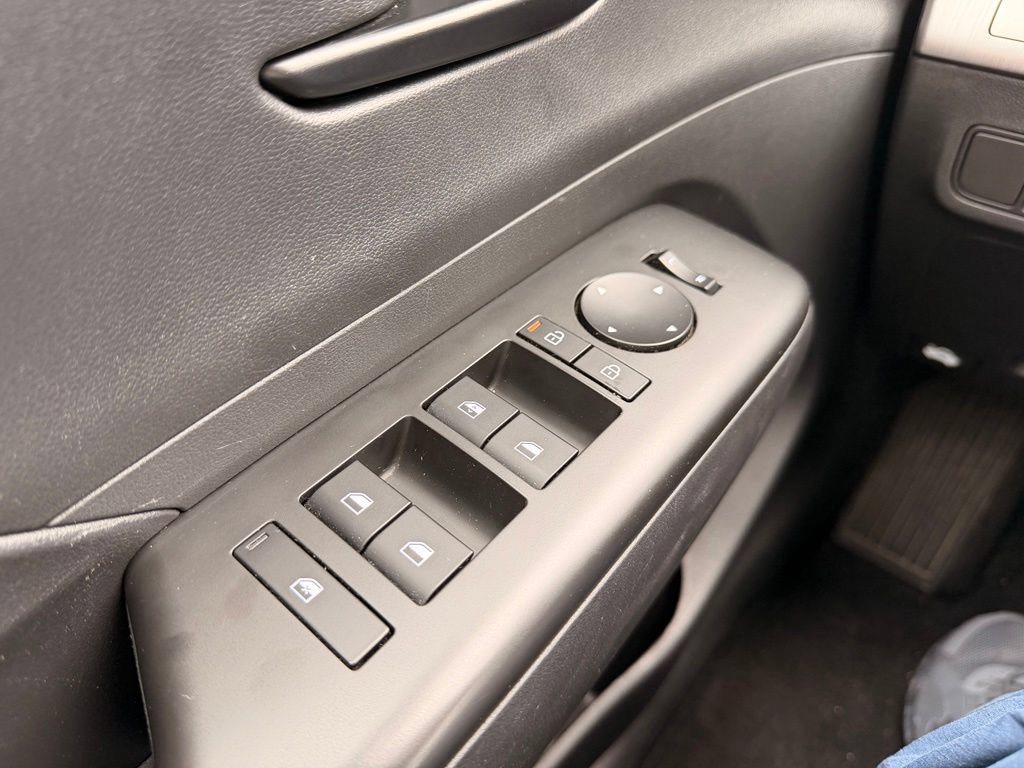Used 2025 Hyundai Kona SEL AWD/4WD image 25