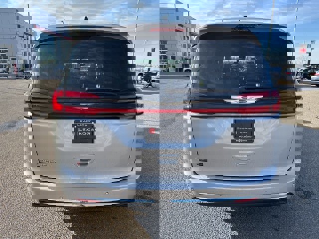 Used 2024 Chrysler Pacifica Touring-L image 10