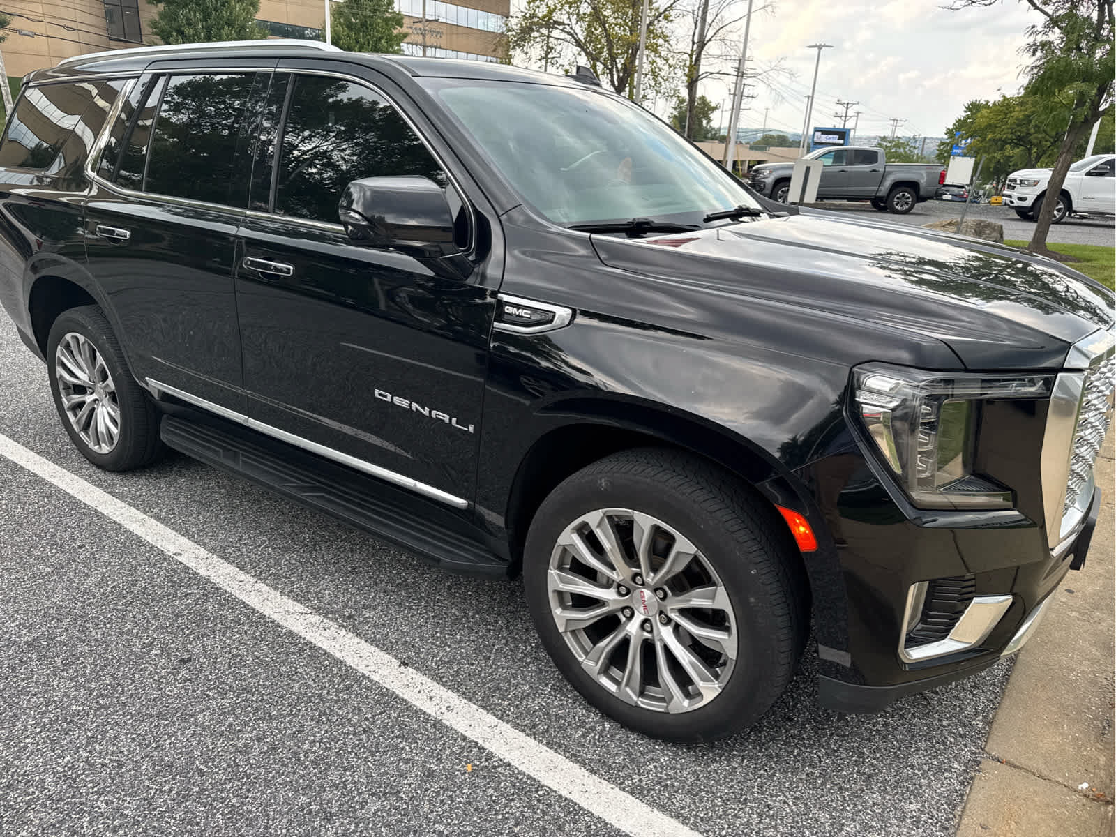 Used 2021 GMC Yukon Denali AWD/4WD image 2