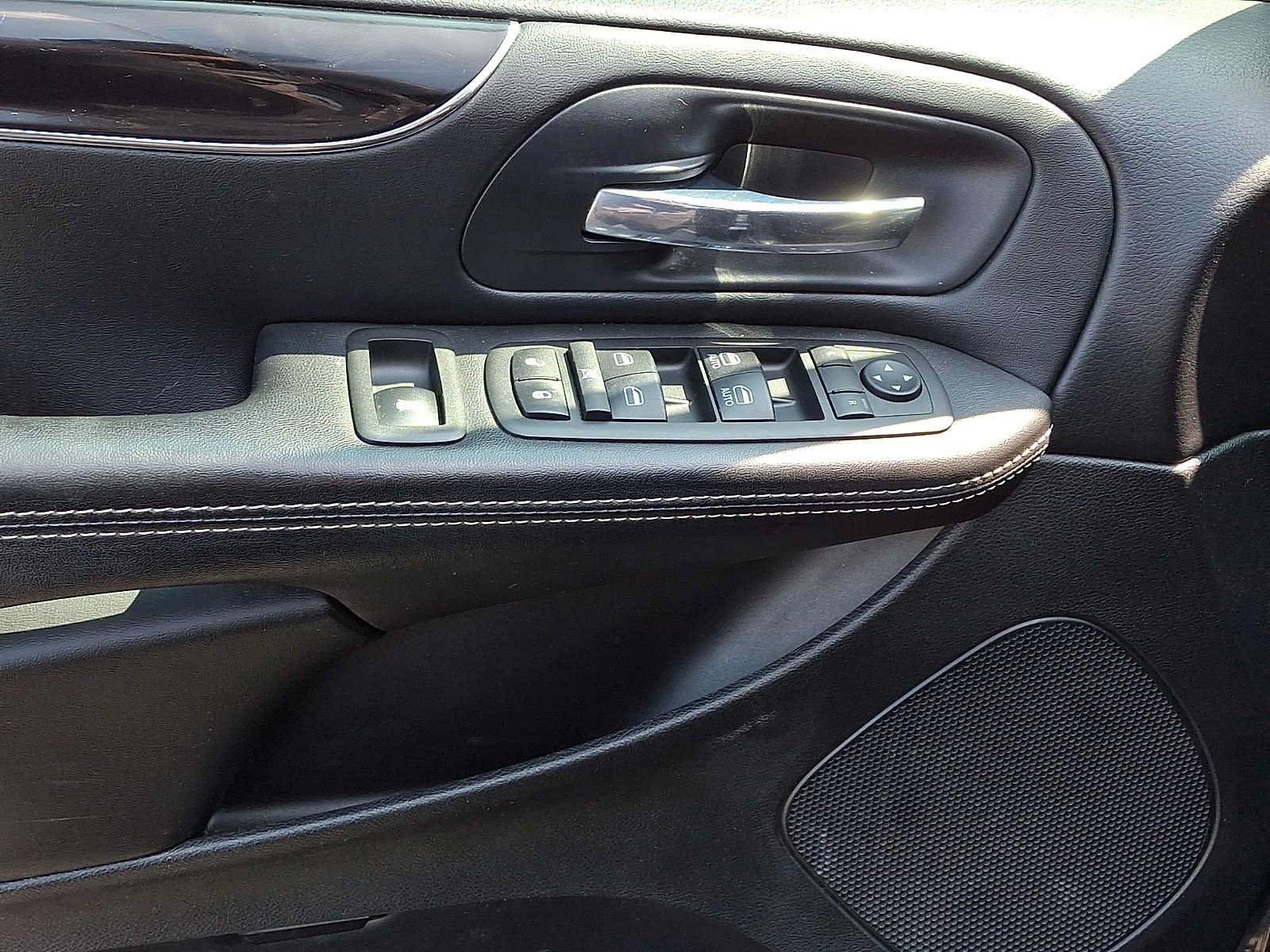 Used 2014 Chrysler Town & Country S FWD image 17