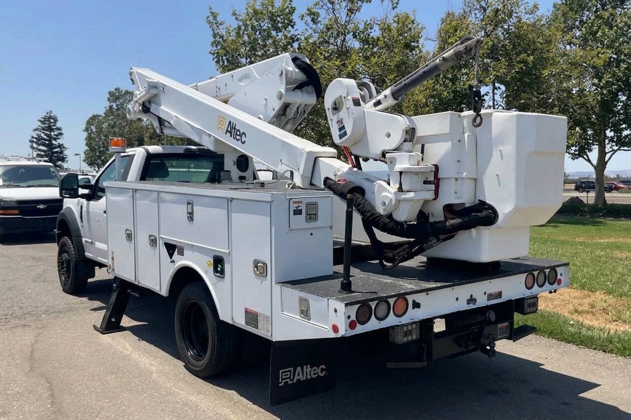 Used 2018 Ford F550 4x4 Regular Cab Super Duty image 3