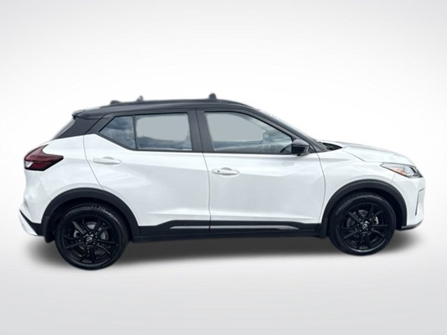 Used 2023 Nissan Kicks SR w/ SR Premium Package FWD image 9