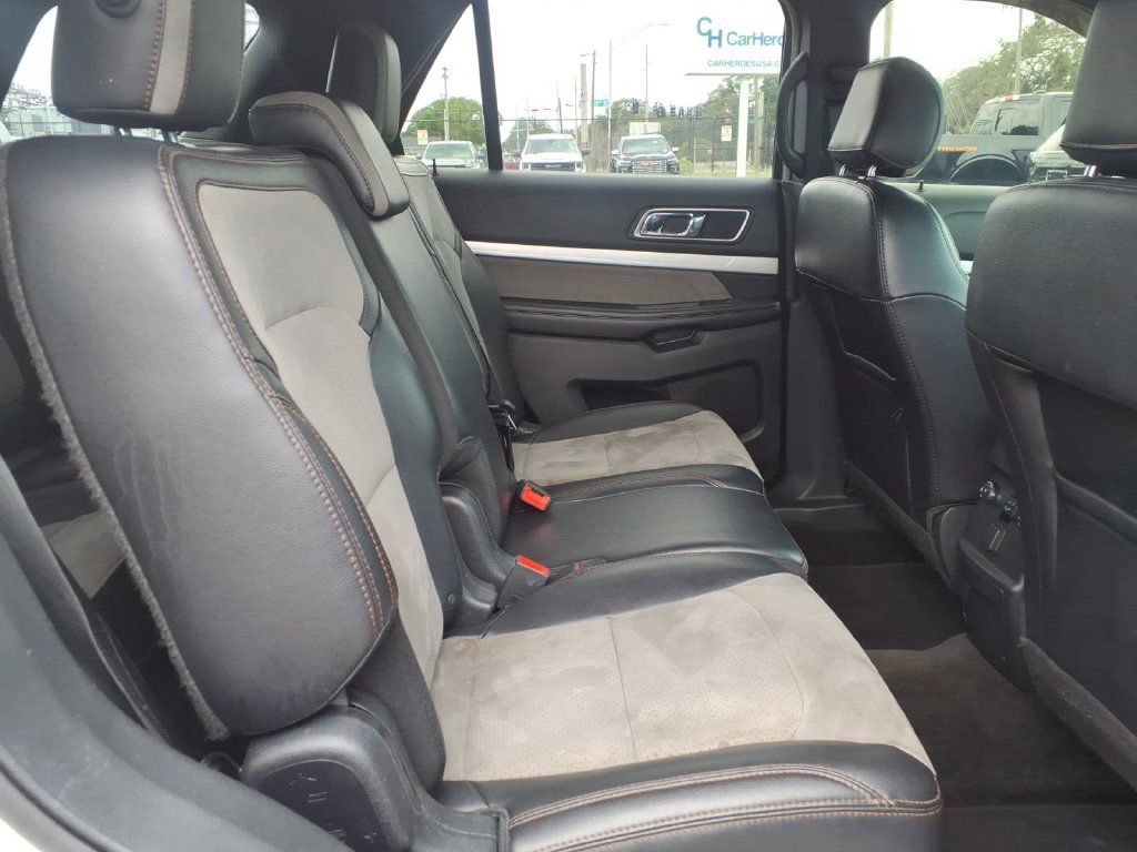 Used 2017 Ford Explorer XLT w/ Equipment Group 202A AWD/4WD image 16