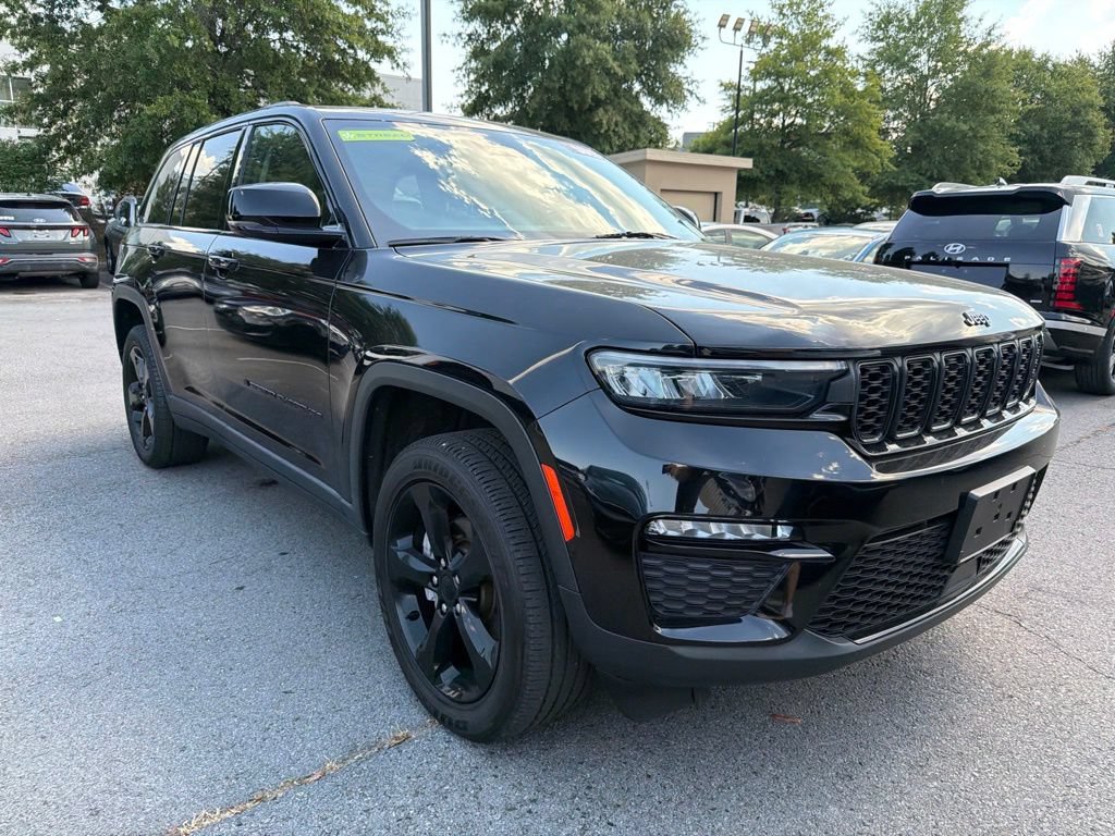 Used 2023 Jeep Grand Cherokee Limited w/ Black Appearance Package AWD/4WD image 4