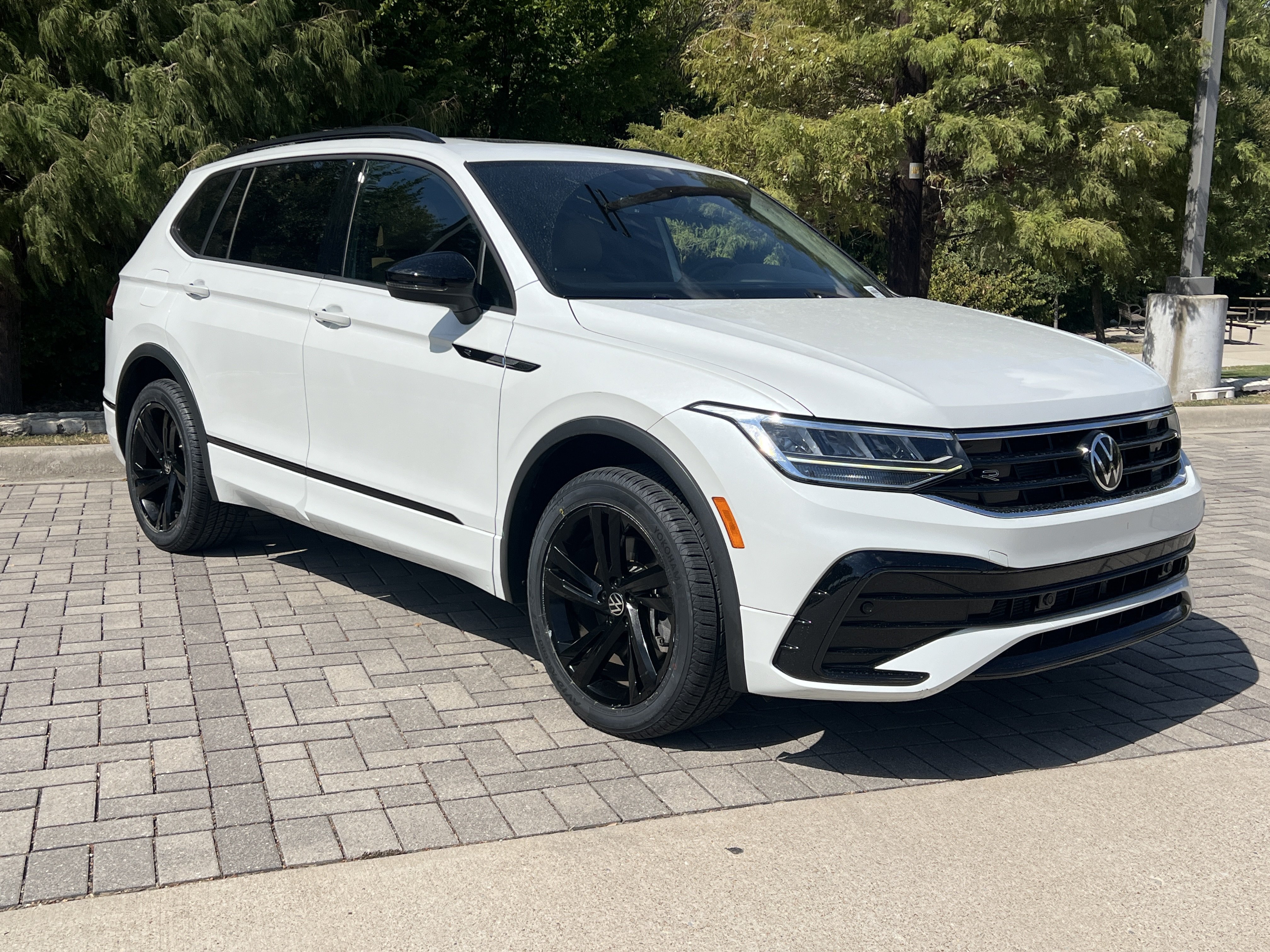 Certified 2023 Volkswagen Tiguan SE R-Line FWD image 2