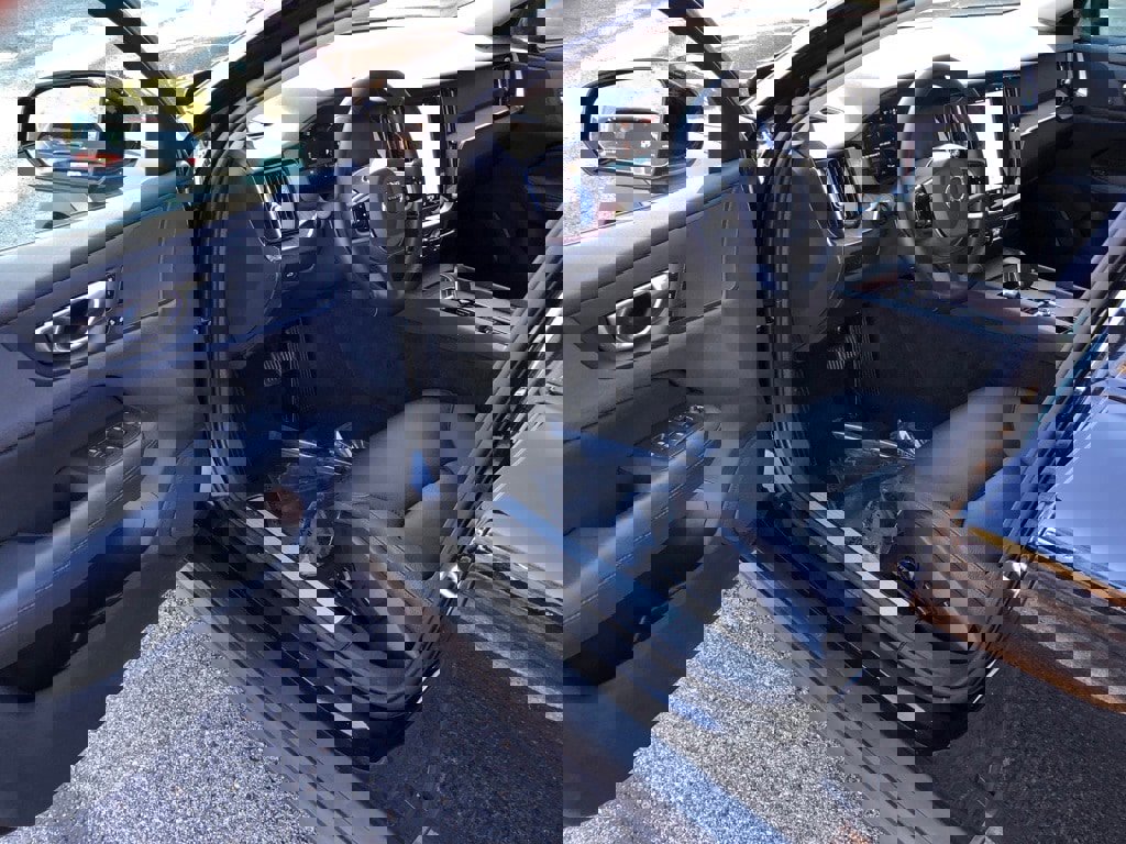 Used 2025 Volvo V60 B5 Cross Country Plus image 10