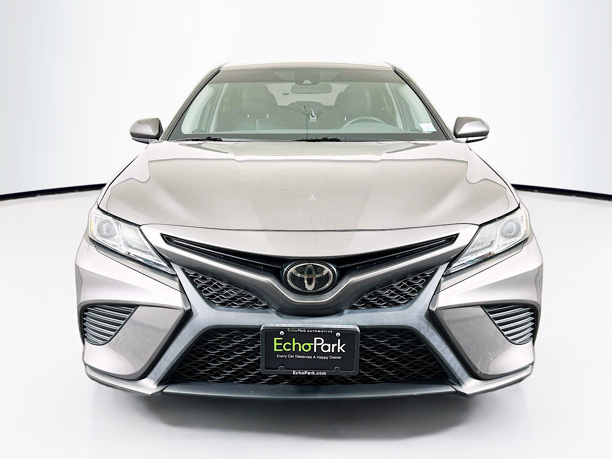 Used 2019 Toyota Camry SE image 2