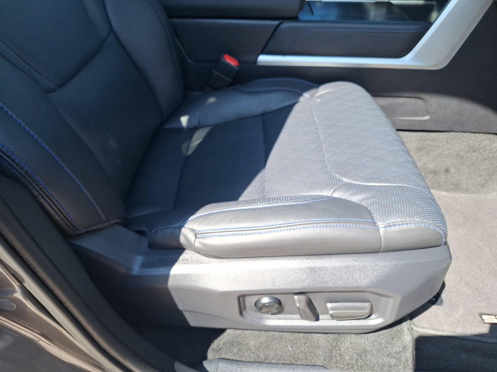 Used 2025 Toyota Sequoia Platinum AWD/4WD image 34