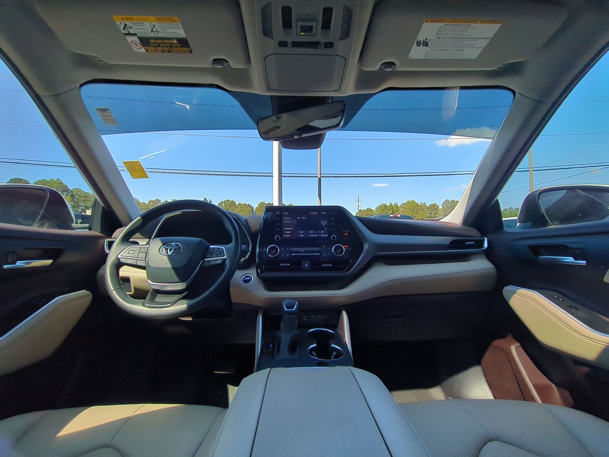 Used 2022 Toyota Highlander XLE FWD image 25