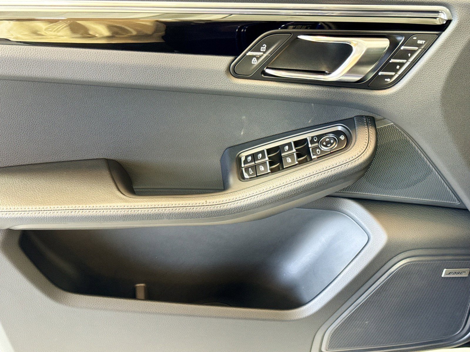 Certified 2026 Porsche Macan AWD/4WD image 11