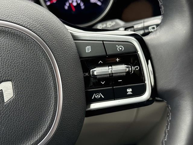 Used 2024 Kia Carnival EX image 23