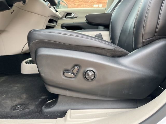 Used 2024 Chrysler Pacifica Touring-L image 15
