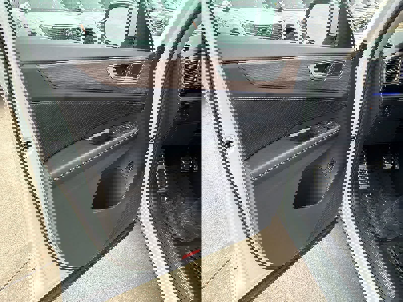 Used 2024 Volkswagen Atlas SEL Premium R-Line image 23