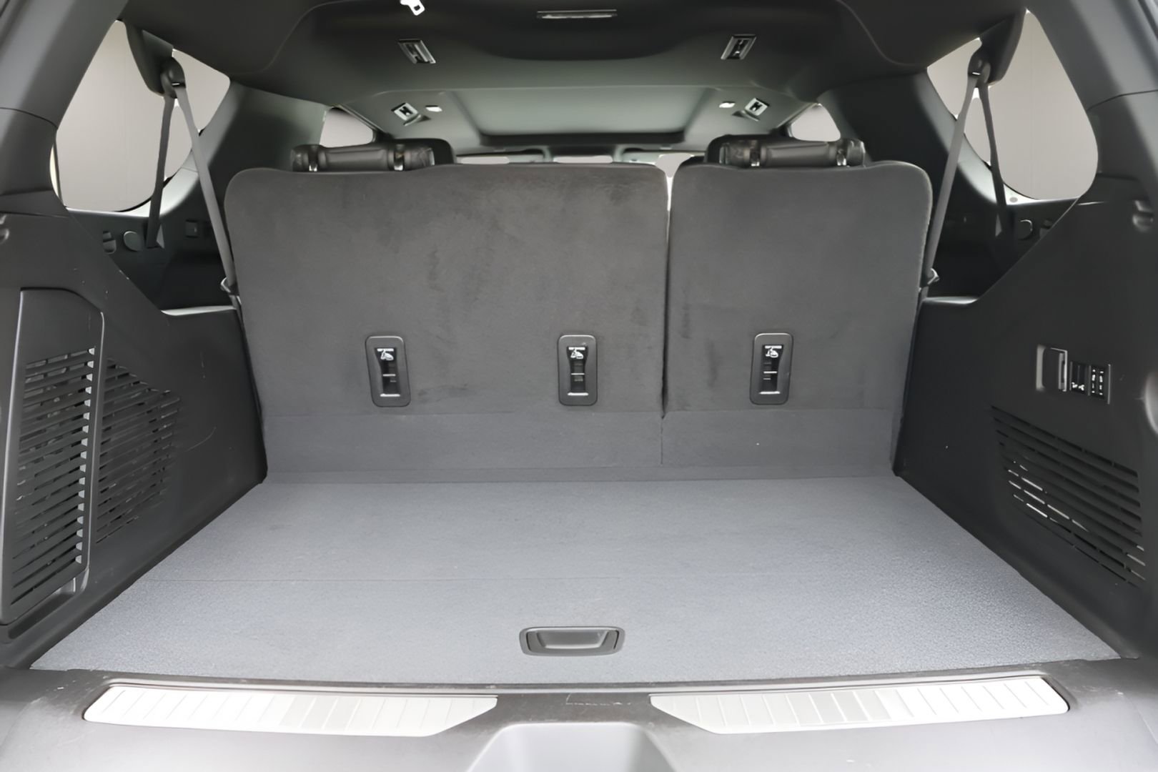 Used 2023 Chevrolet Suburban RST w/ Luxury Package RWD image 18