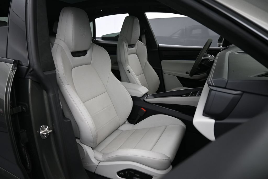 Certified 2025 Porsche Macan Turbo Electric AWD/4WD image 31