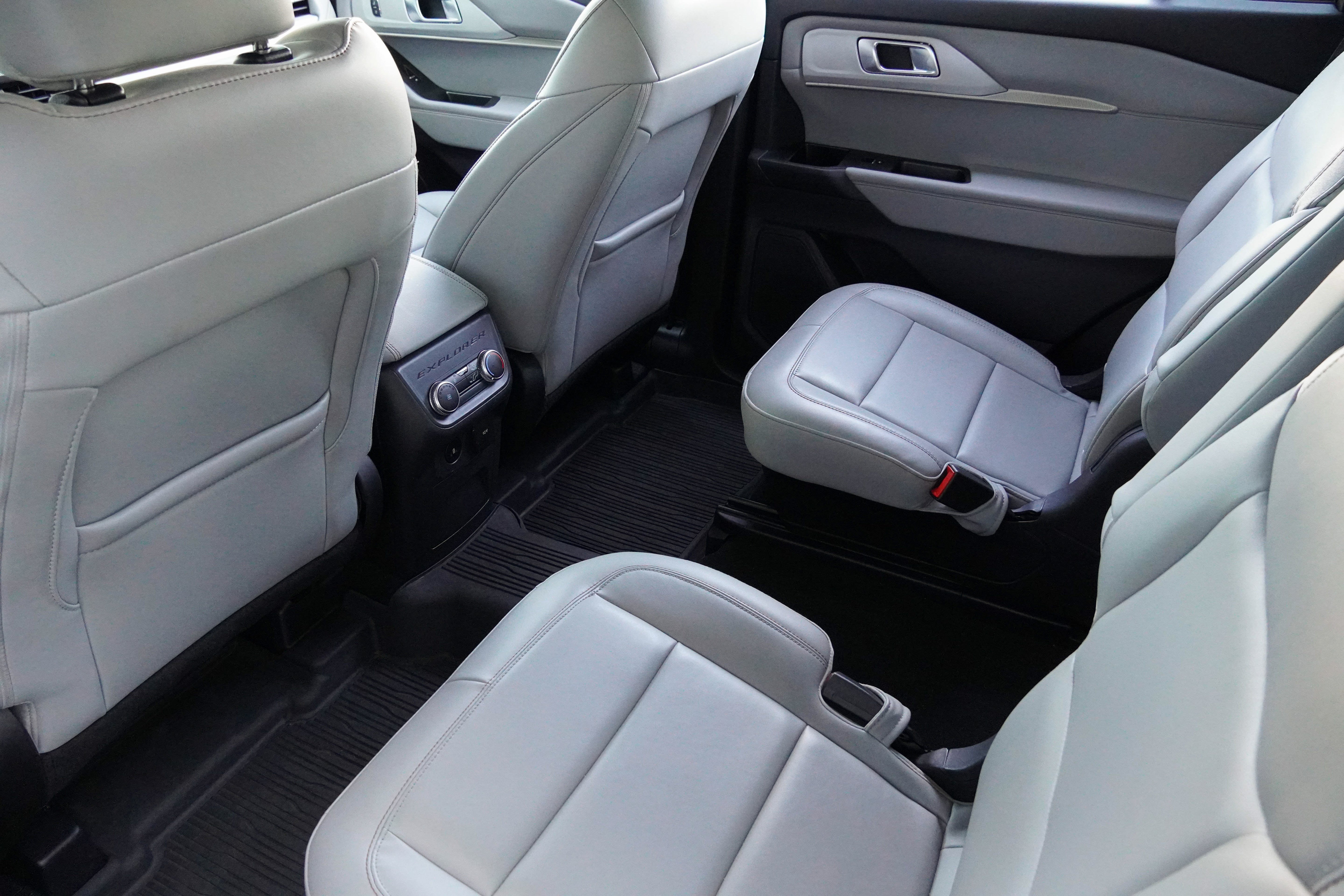Used 2025 Ford Explorer Active w/ Active Comfort Package RWD image 34