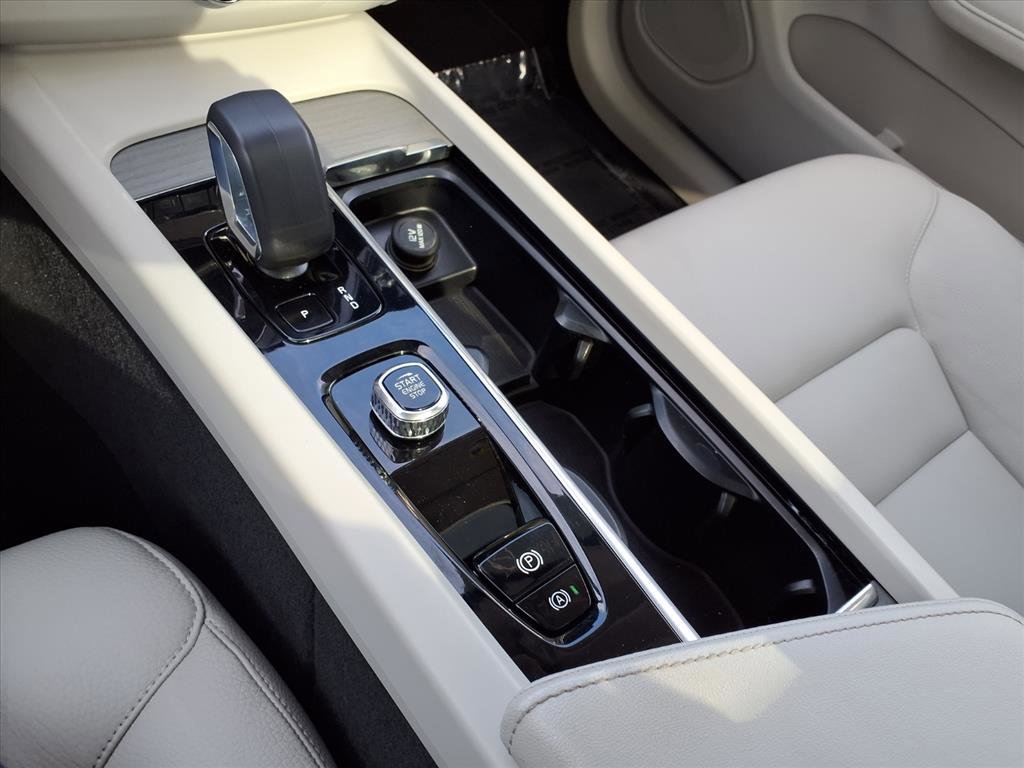 Certified 2023 Volvo XC60 B5 Plus image 24