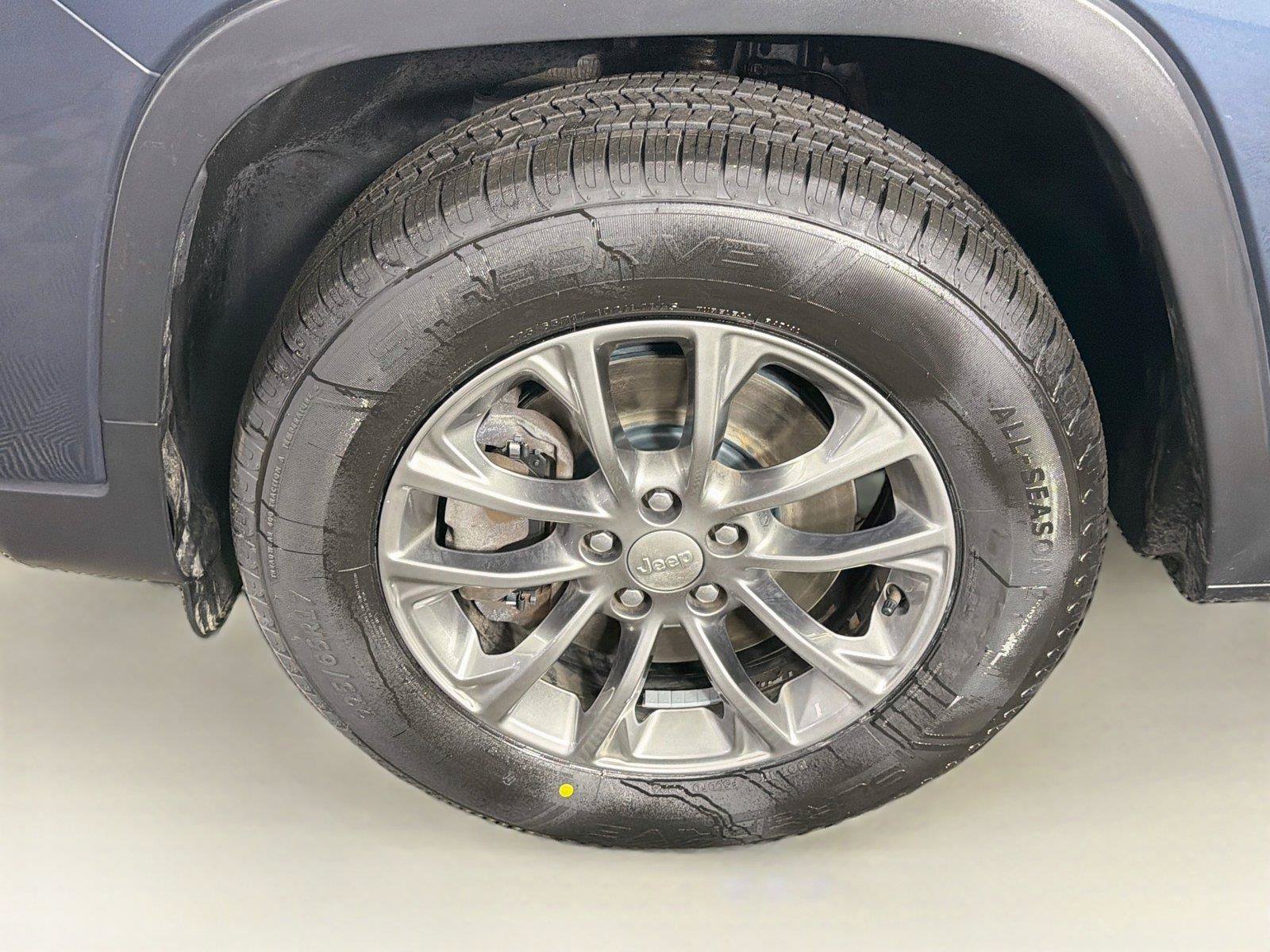 Used 2019 Jeep Cherokee Latitude Plus w/ Cold Weather Group AWD/4WD image 34