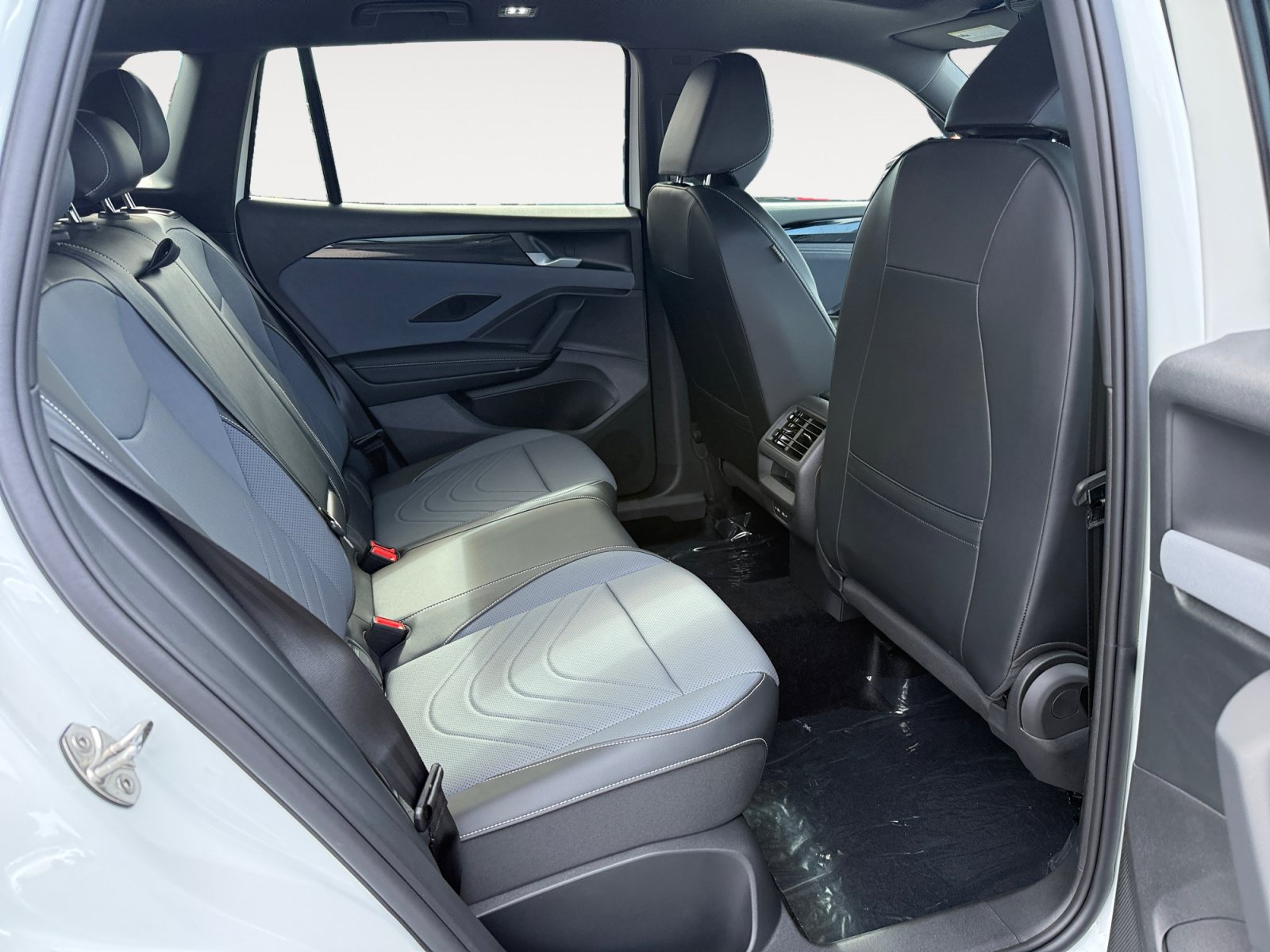 New 2026 Volkswagen Tiguan SE R-Line FWD image 18