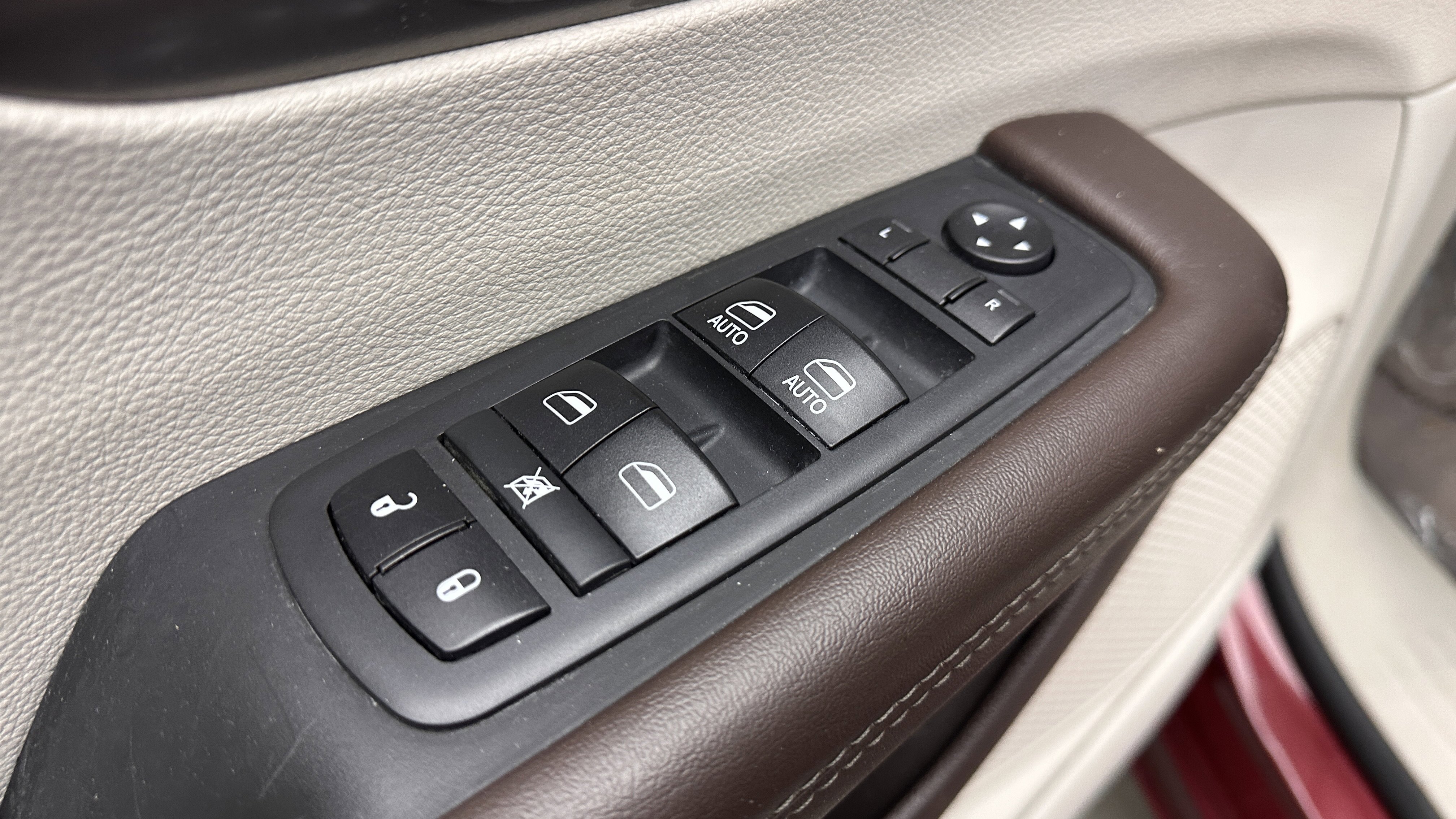 Used 2018 Chrysler Pacifica Touring-L image 11