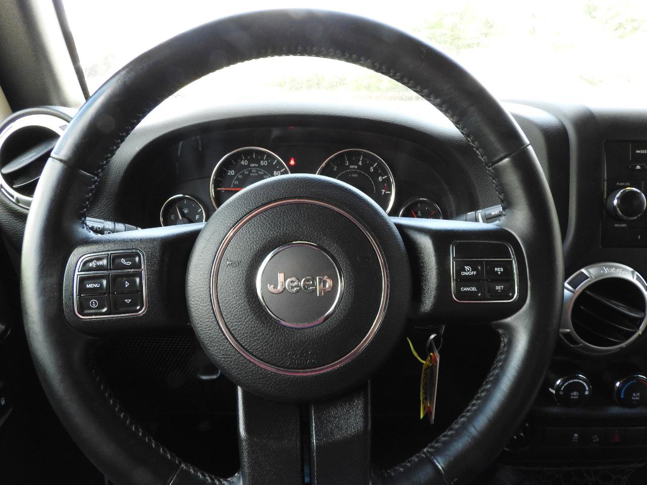 Used 2018 Jeep Wrangler Sahara w/ Connectivity Group AWD/4WD image 10