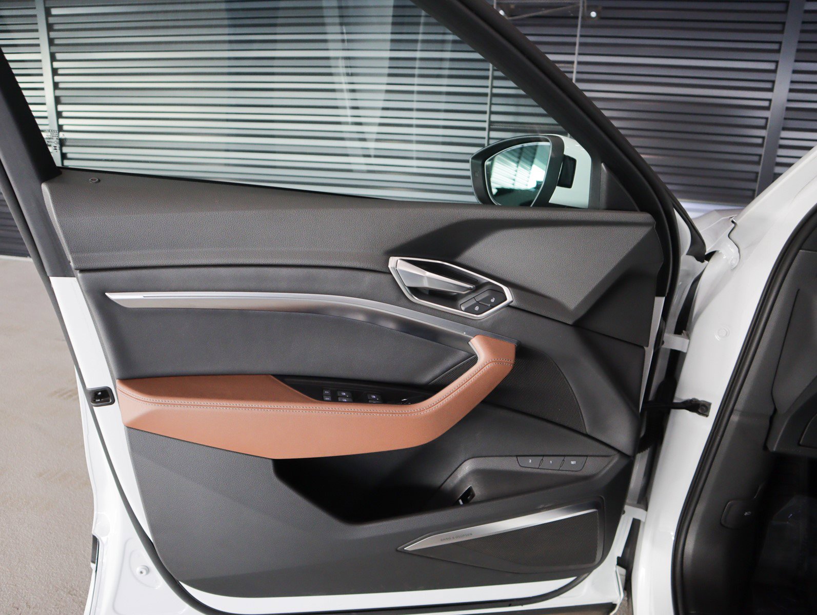 Used 2024 Audi Q8 e-tron Premium Plus image 23