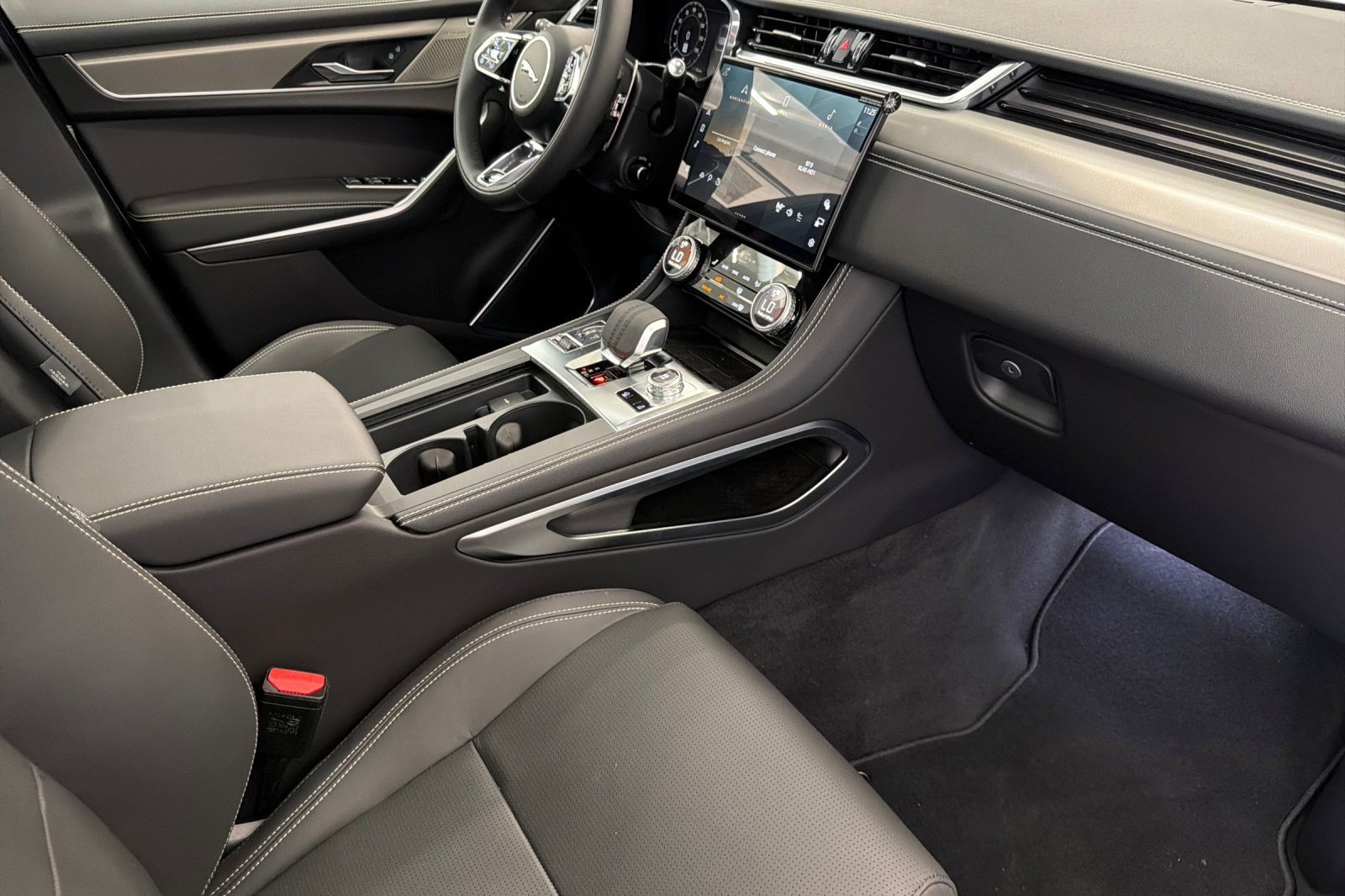 New 2026 Jaguar F-PACE R-Dynamic S AWD/4WD image 28