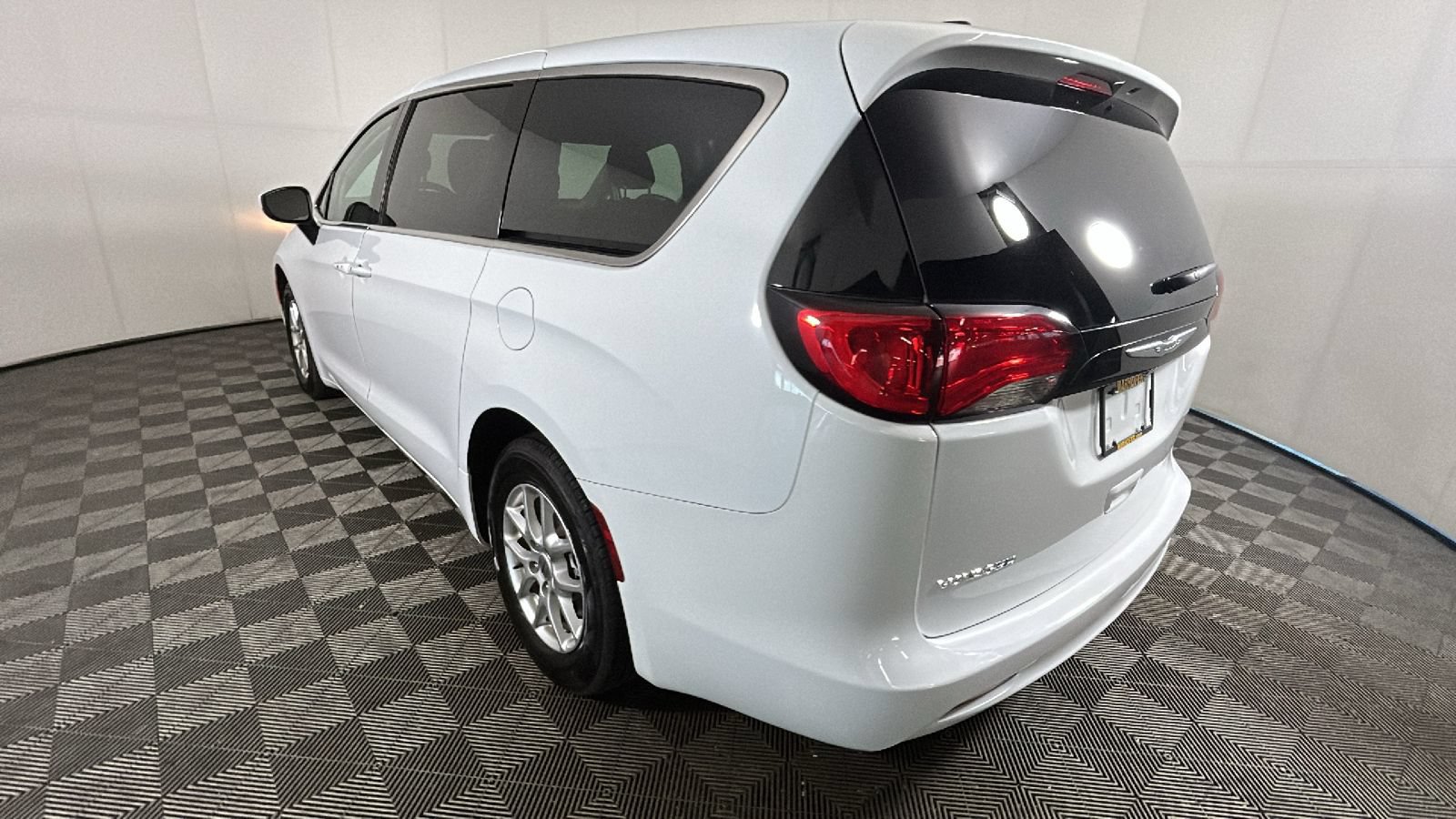 Used 2023 Chrysler Voyager LX FWD image 5