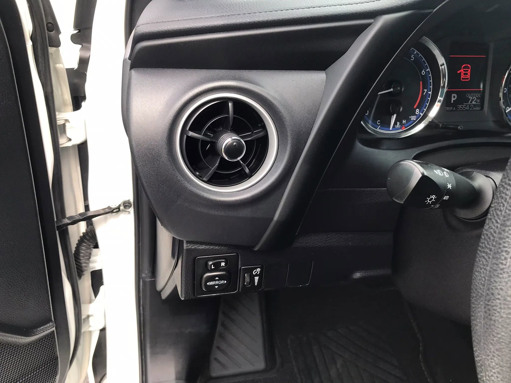 Used 2018 Toyota Corolla LE image 12