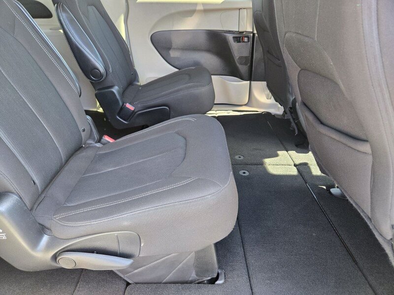 Used 2022 Chrysler Voyager LX FWD image 16