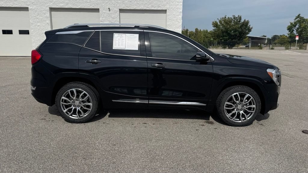 Used 2022 GMC Terrain Denali w/ Denali Premium Package AWD/4WD image 2