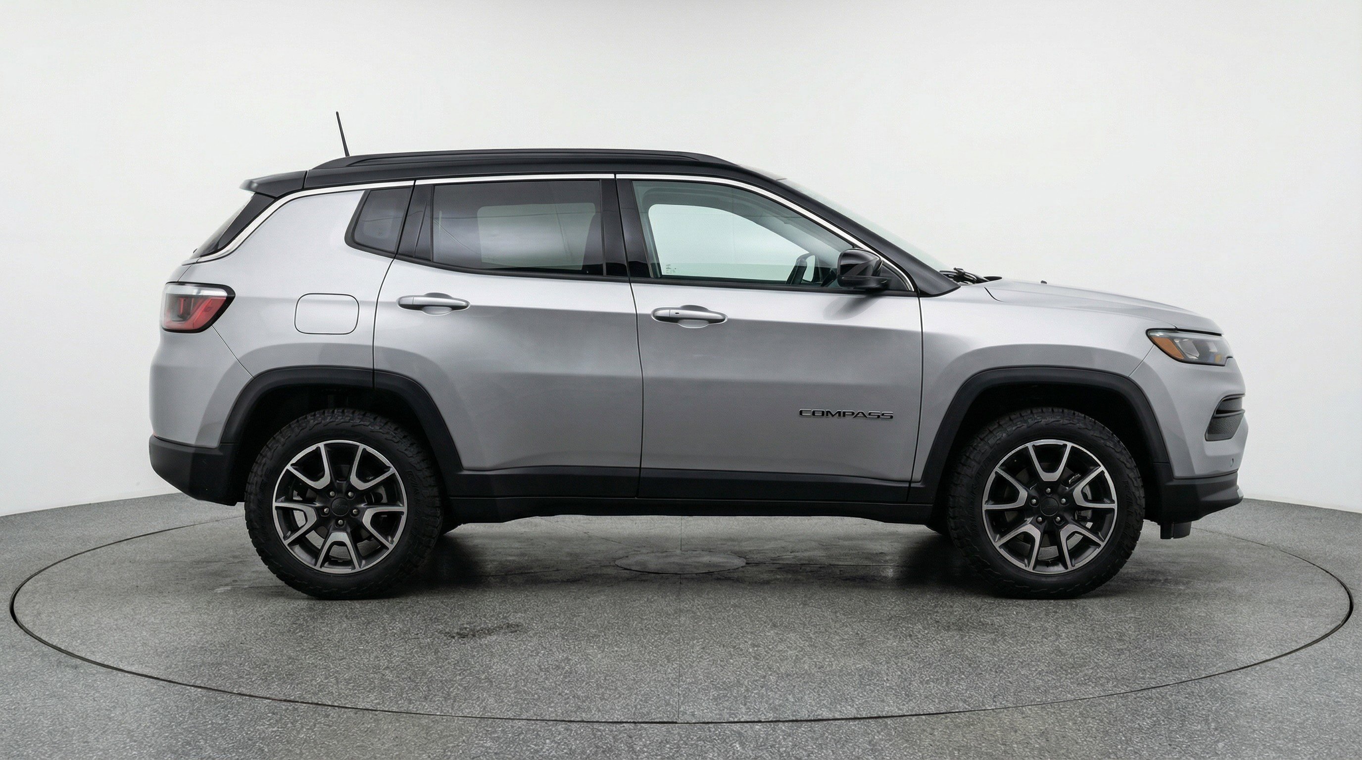 Used 2025 Jeep Compass Trailhawk image 11