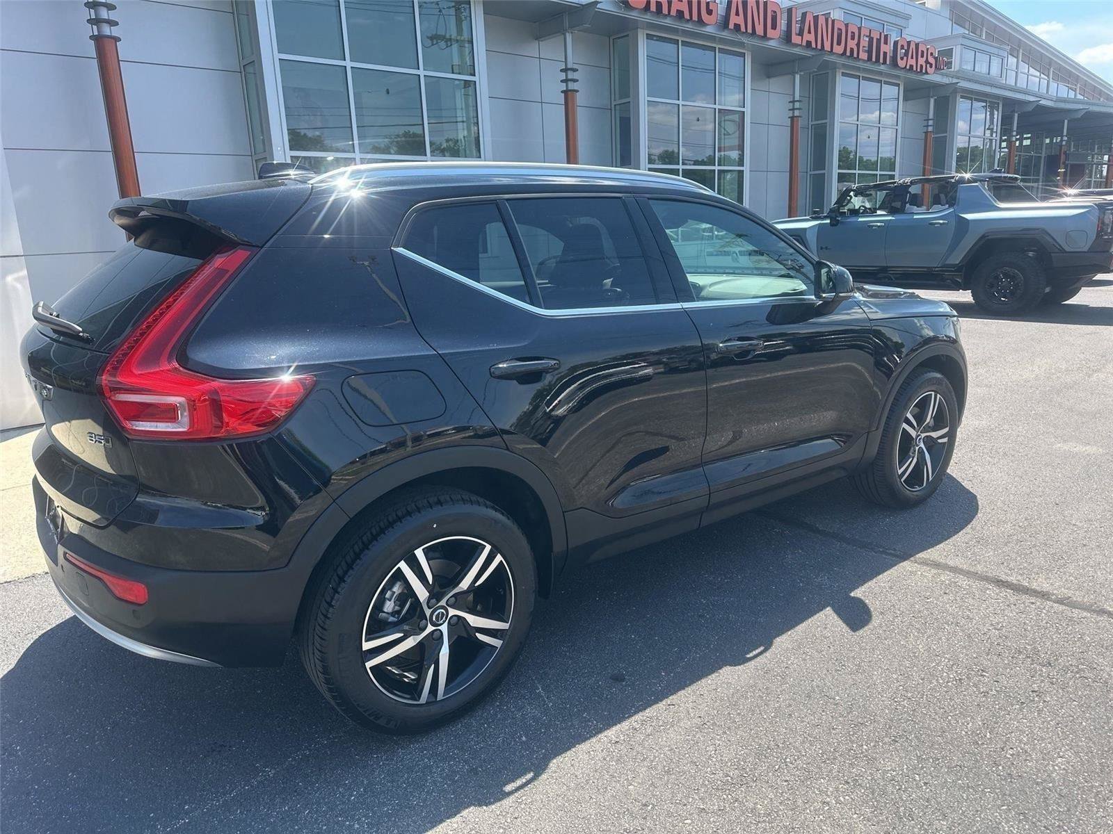 Used 2025 Volvo XC40 B5 Core AWD/4WD image 3